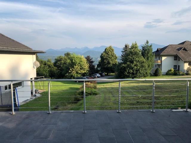 Velden View Ferienwohnung Mit Grosser Sonnenterrasse Und See- Und Karawankenblick Velden am Wörthersee Exterior photo